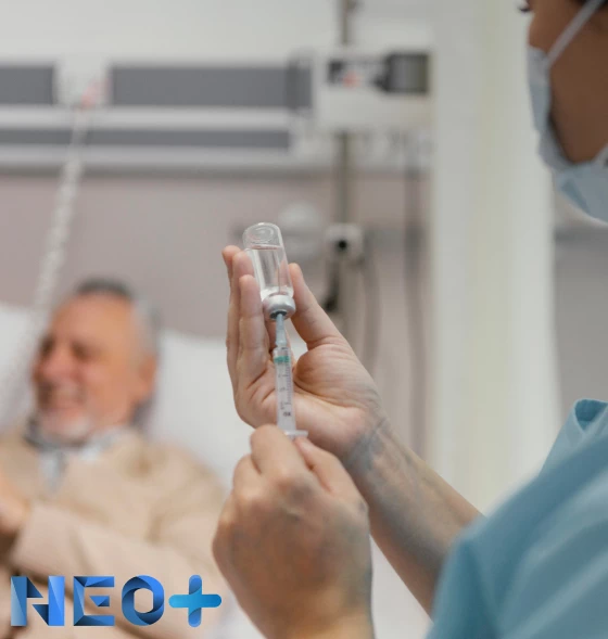 Врач нарколог вводит лекарство в шприц